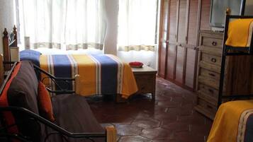 Minibar, caja de seguridad en la habitación y cortinas blackout