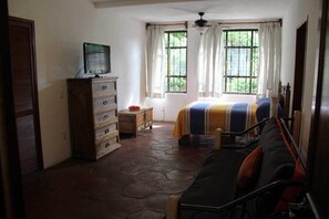 Minibar, in-room safe, blackout drapes, free cribs/infant beds - Hotel La Villa Real (Cuautla)