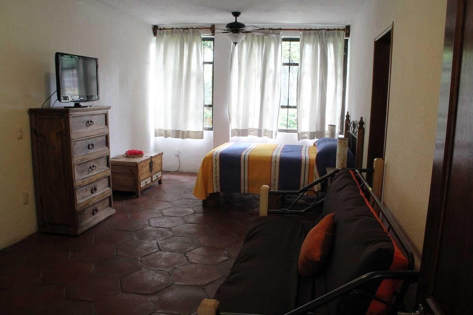 Suite Junior | Minibar, caja de seguridad en la habitación y cortinas blackout 