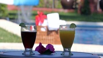 Se sirven desayunos, comidas y cocina mexicana con vista a la alberca