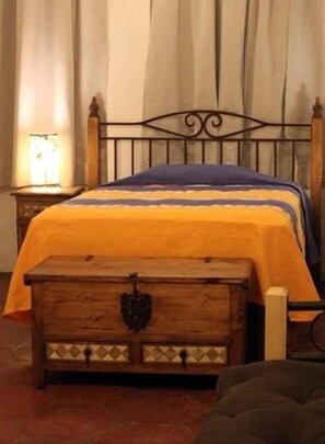 Minibar, in-room safe, blackout drapes, free cribs/infant beds - Hotel La Villa Real (Cuautla)