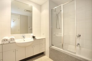 Deep soaking tub, free toiletries, hair dryer, towels - Brighton Bay Apartments (Brighton)