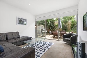 40-inch flat-screen TV with cable channels, LED TV, iPod dock - Brighton Bay Apartments (Brighton)