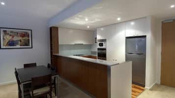 Full-sized fridge, microwave, oven, stovetop