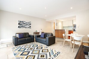 Departamento, 2 habitaciones (Larger) | Área de sala de estar | Televisión de pantalla plana de 40 pulgadas con canales por cable 