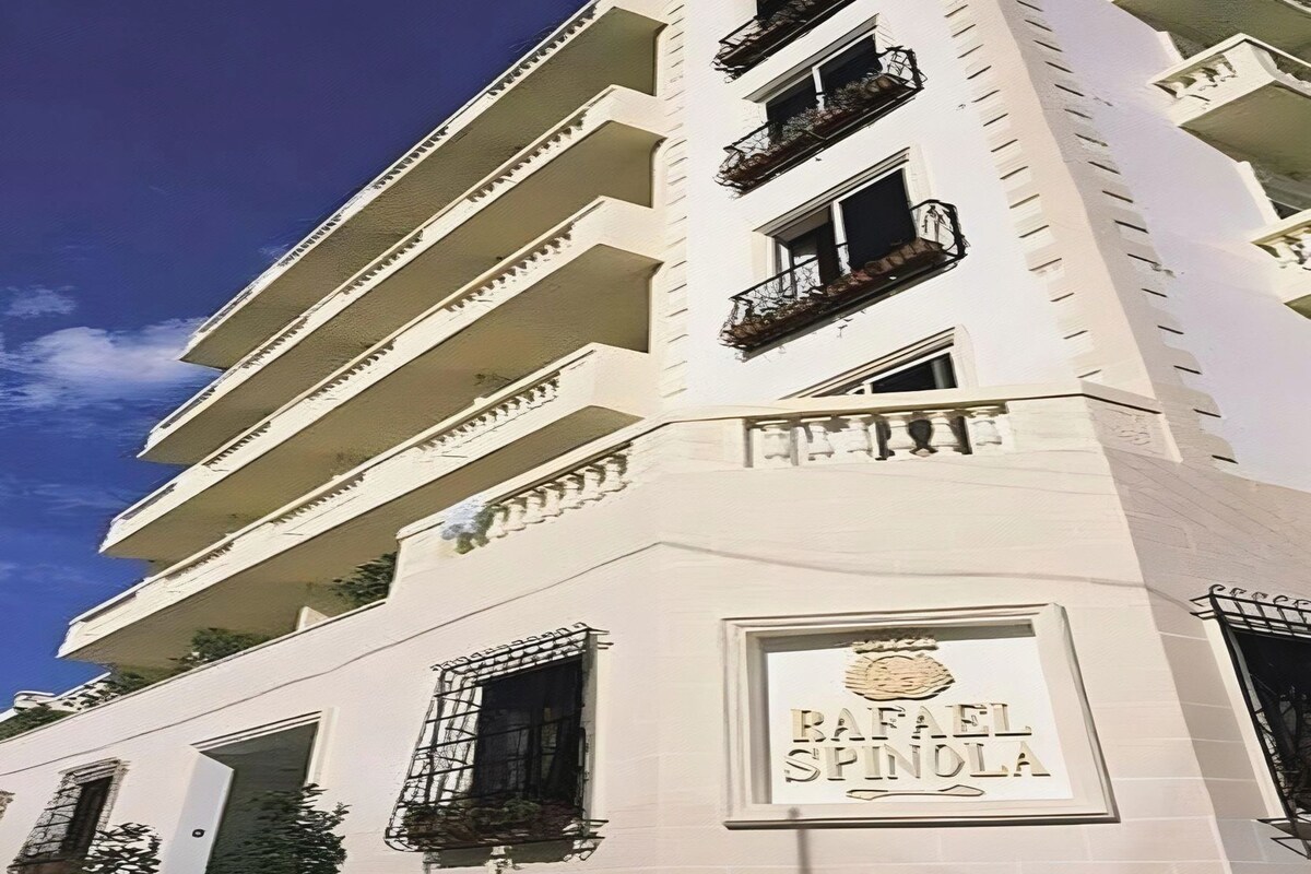 A multi-story building with a sign reading 'RAFAEL SPINOLA.'