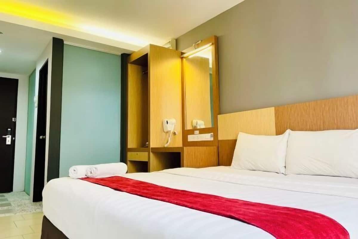 Een bureau, een strijkplank/strijkijzer, gratis wifi, beddengoed