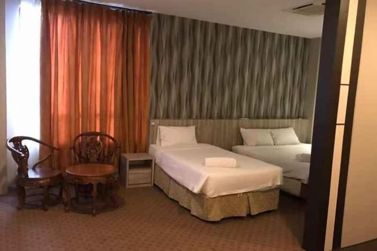 Escrivaninha, ferros/tábuas de passar roupa, roupa de cama