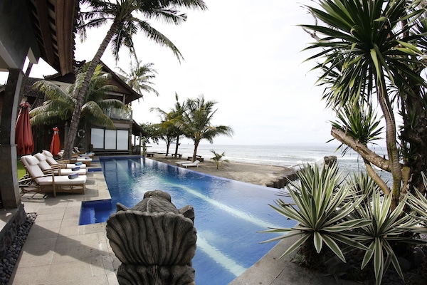 2 piscinas externas, espreguiçadeiras