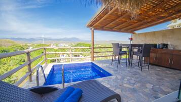 Villa, cocina, vista a la montaña | Caja de seguridad en la habitación, escritorio y cortinas blackout