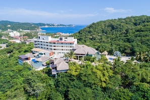Front of property - Princess Mayev Hotel (Santa María Huatulco)