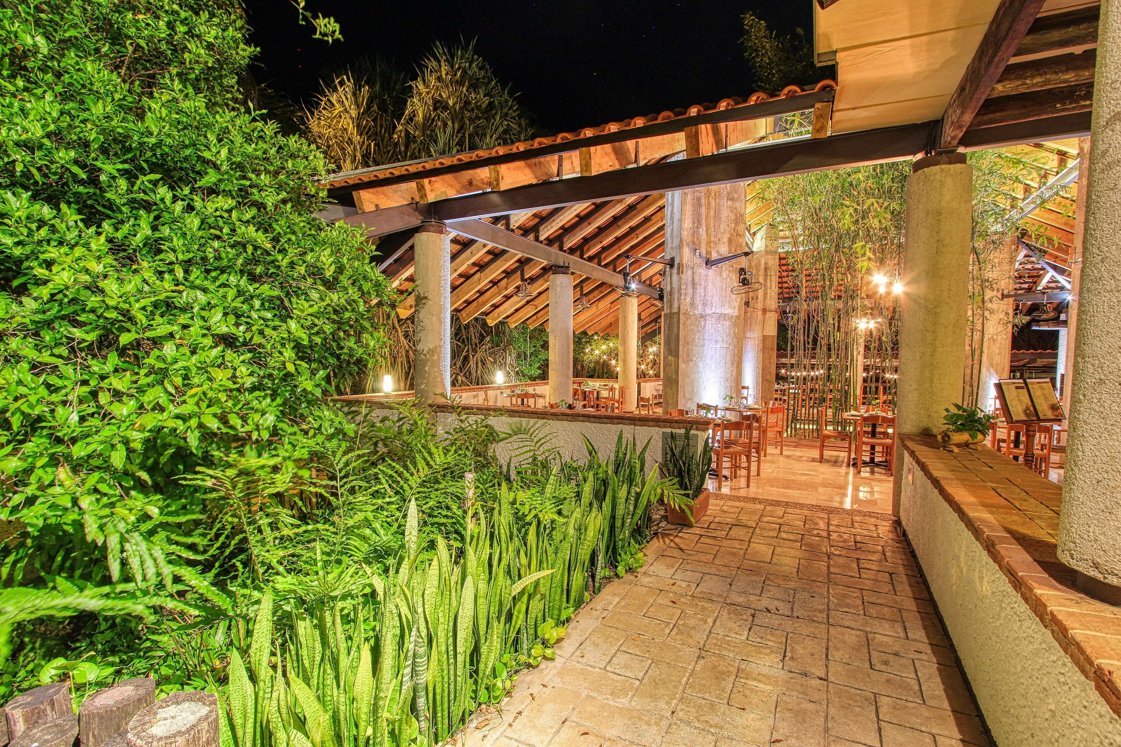 Se sirven comidas, cenas y cocina mexicana con vista a la alberca