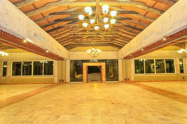 A spacious hall with a high ceiling, large windows, and a central chandelier. - Hotel Ciudad Real Palenque (Palenque)