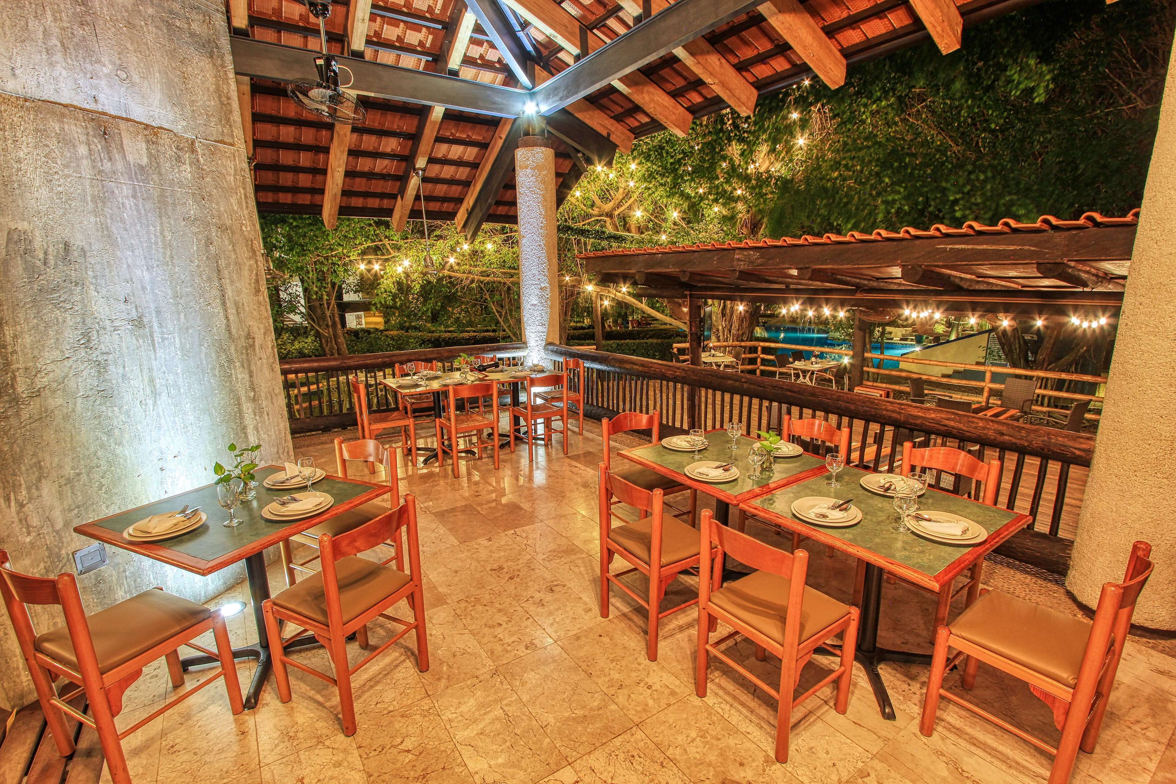 Se sirven comidas, cenas y cocina mexicana con vista a la alberca