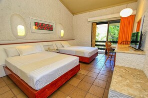 Ropa de cama de alta calidad y caja de seguridad en la habitación