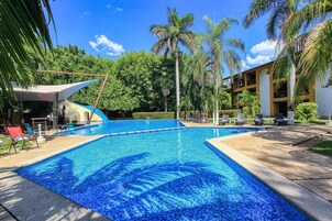 Una piscina al aire libre
