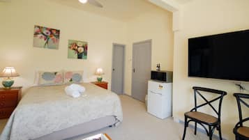 Deluxe Double Room, Ground Floor | 1 bedroom, minibar, individually decorated, iron/ironing board