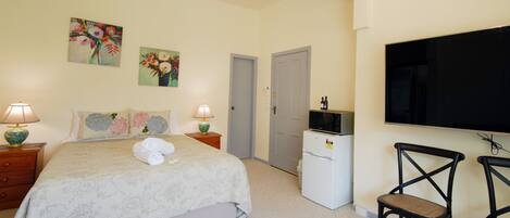 Phòng đôi Deluxe, tầng trệt | Minibar, trang trí khác biệt, bàn ủi/dụng cụ ủi quần áo