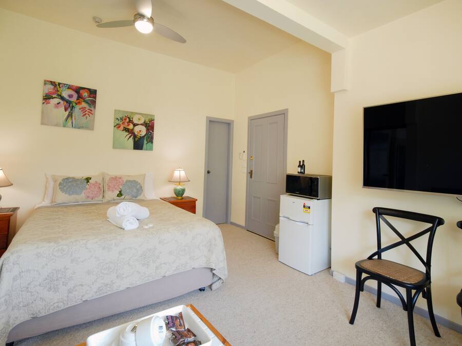 Deluxe Double Room, Ground Floor | Minibar, individually decorated, iron/ironing board, free WiFi