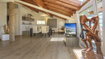 Attico Exclusive, 2 camere da letto, vista mare | Area soggiorno | TV a schermo piatto