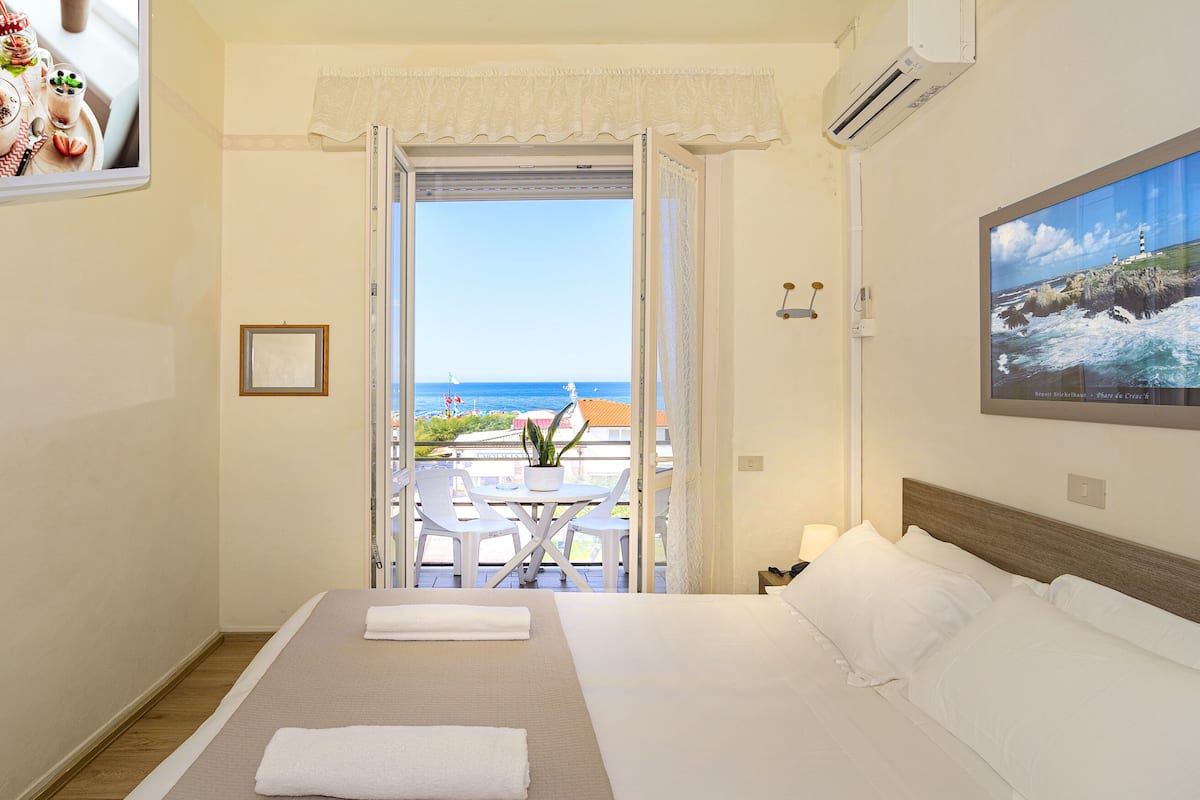 double room, balcony, sea view | 2 bedrooms, down duvets, minibar, in-room safe