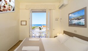 Phòng đôi, ban công, quang cảnh biển | Chăn bông, minibar, két bảo mật tại phòng, bàn