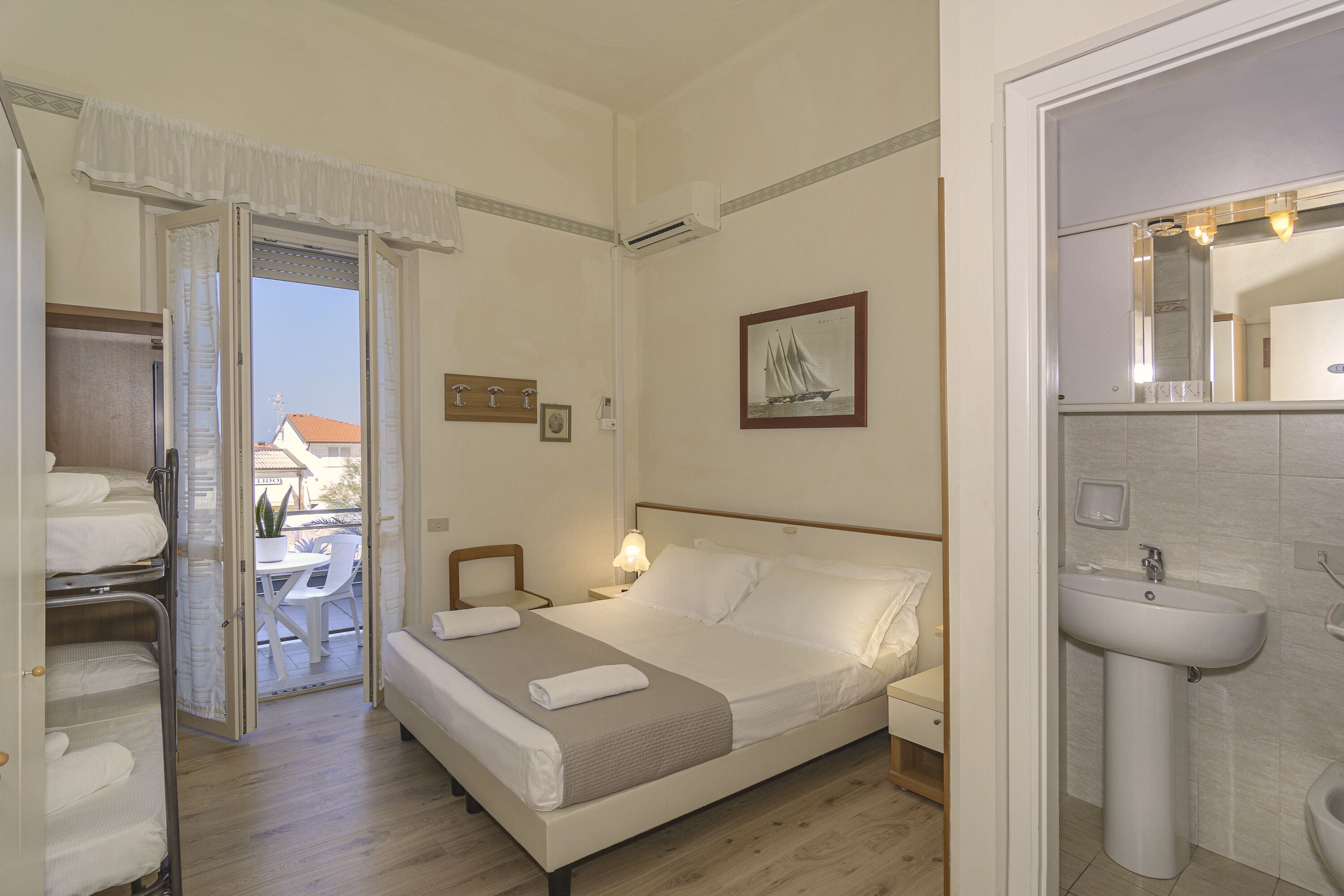 camera quadrupla, balcone, vista mare | 2 bedrooms, down duvets, minibar, in-room safe