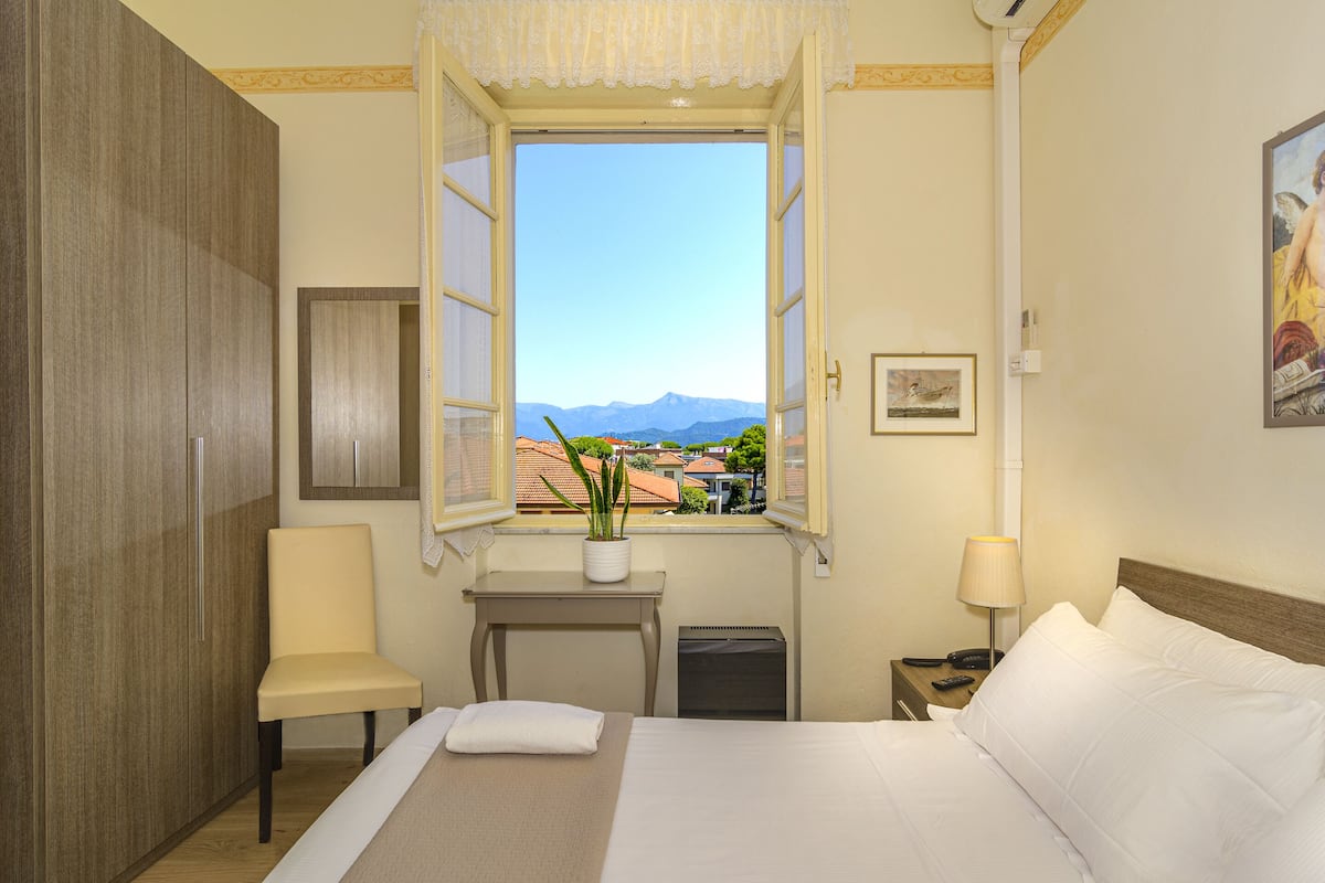 2 bedrooms, down duvets, minibar, in-room safe