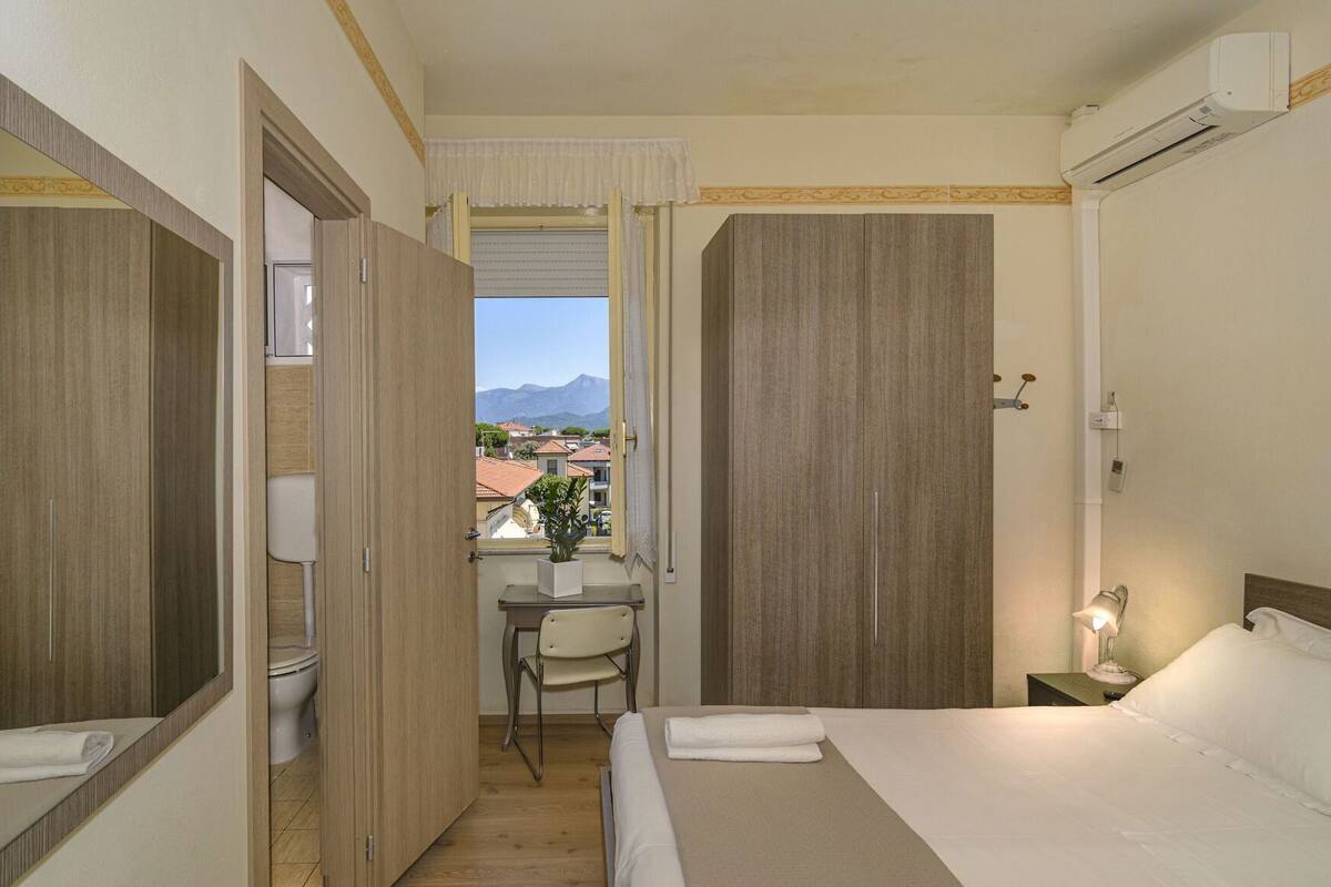 Dundyner, minibar, safe på rommet og skrivebord