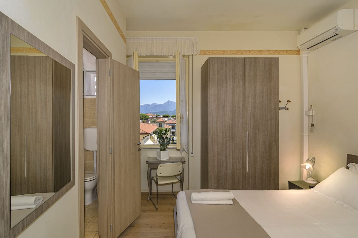 Dundyner, minibar, safe på rommet og skrivebord
