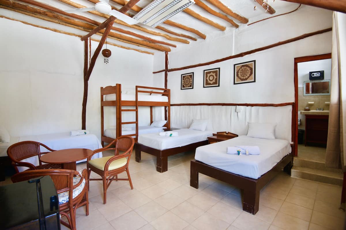 Family Room | In-room safe, bed sheets