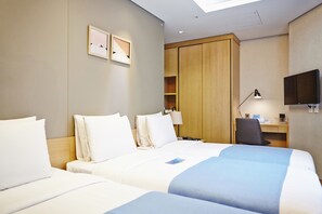 Ropa de cama de alta calidad y caja de seguridad en la habitación 
