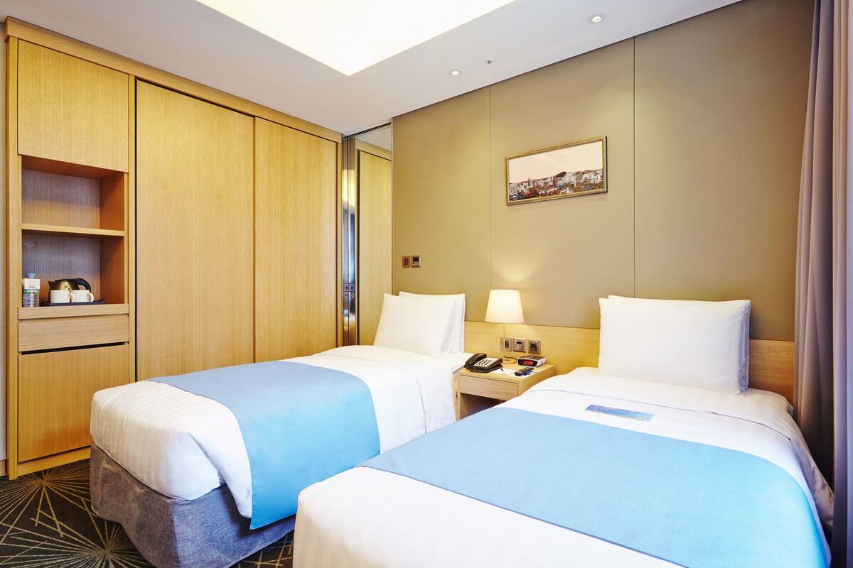 Standard Twin Room | Premium bedding, in-room safe, desk, blackout curtains