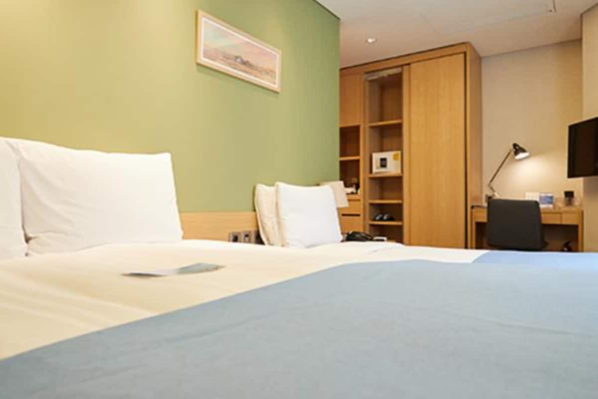 Family Twin Room | 1 bedroom, premium bedding, in-room safe, desk