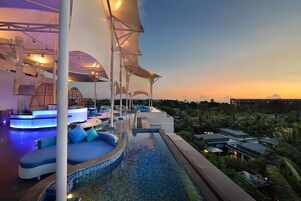 2 bares/lounges, bar ao lado da piscina