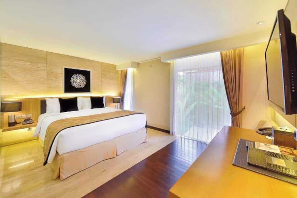 Select Comfort beds, minibar, in-room safe, desk