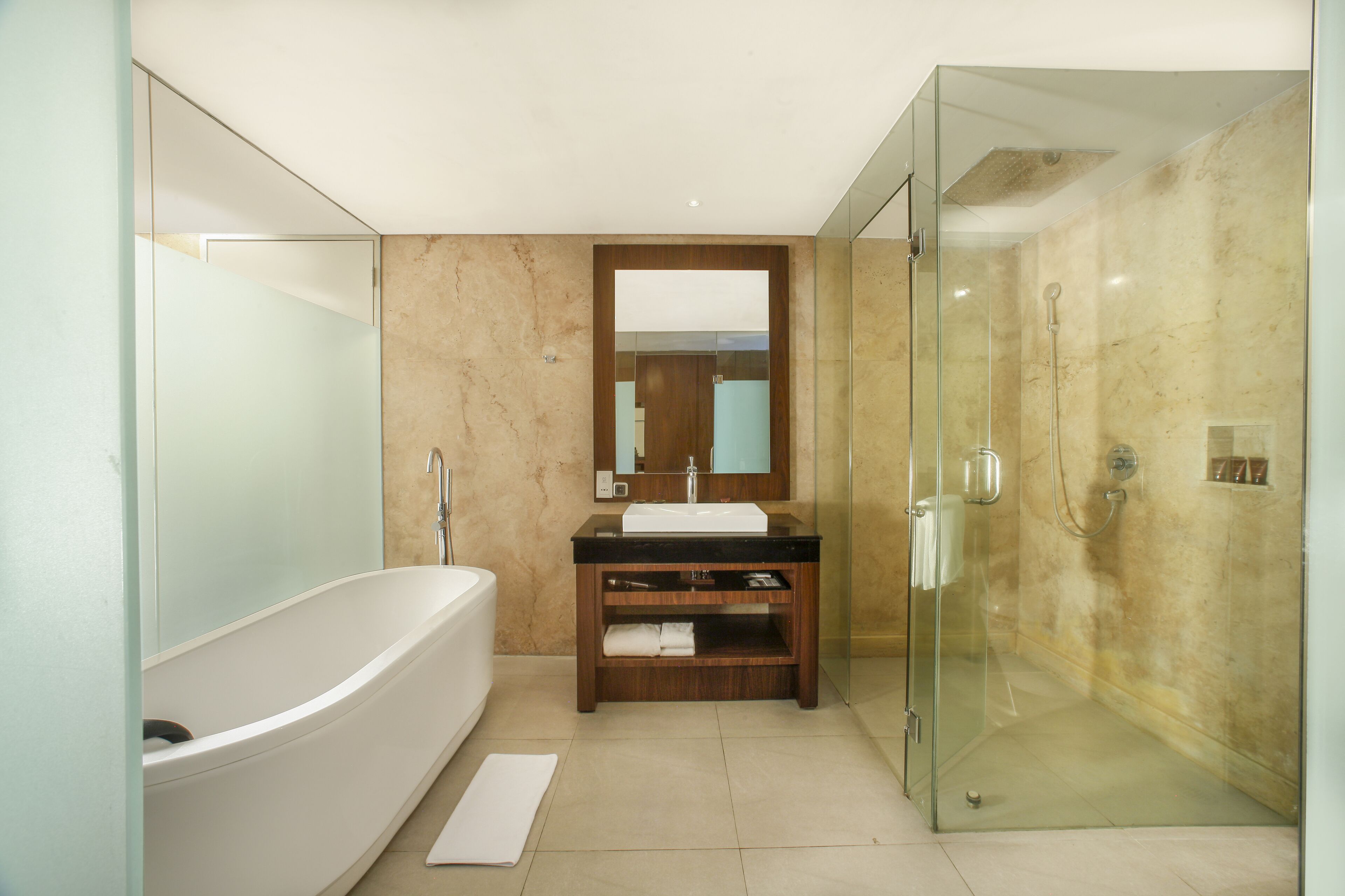Une salle de bain moderne avec une baignoire sur pieds, une douche à parois de verre et un meuble-lavabo avec un miroir.
