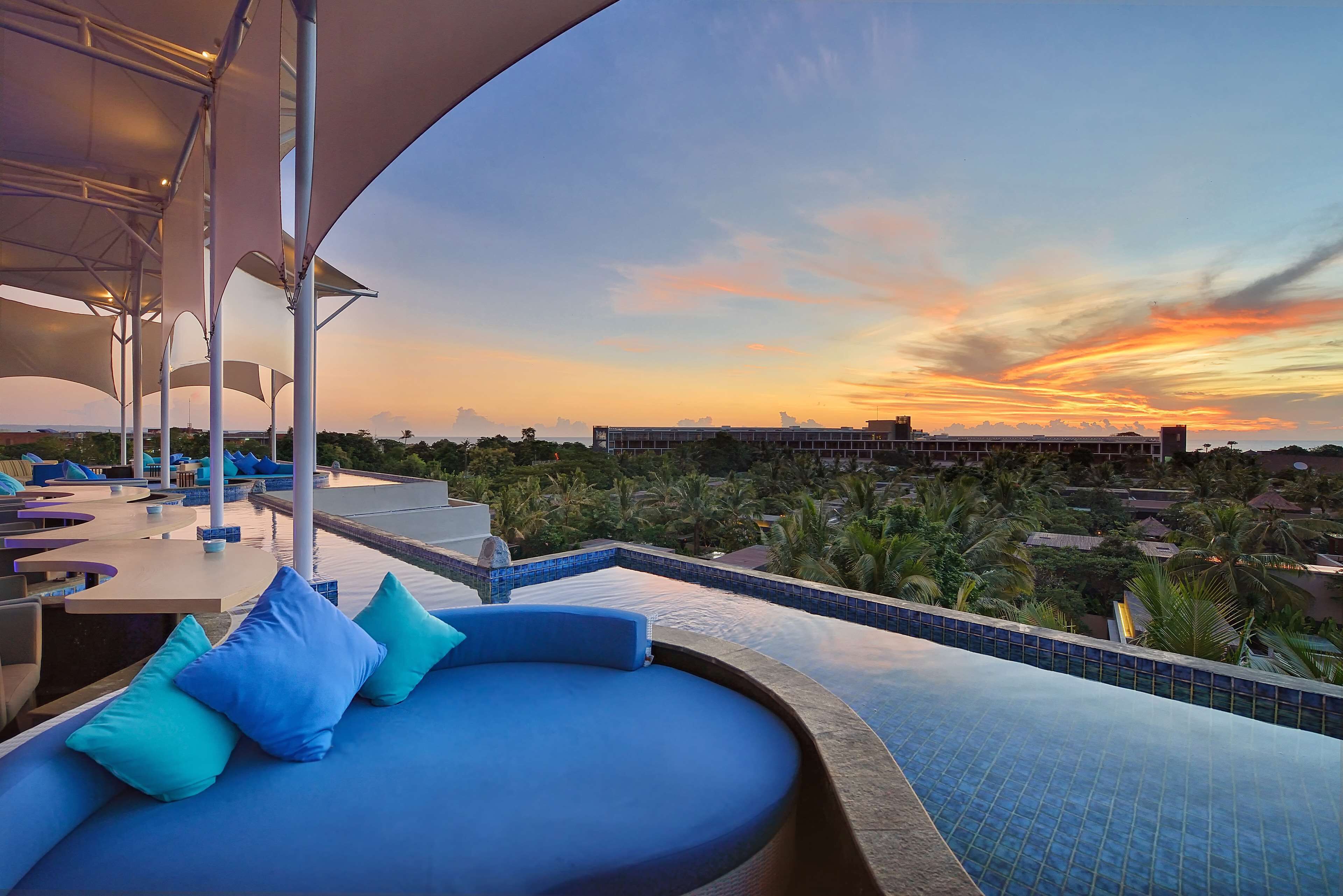 Cocina internacional con vista a la alberca 