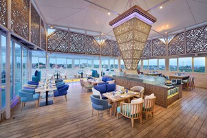 Culinária internacional, vistas para a piscina 