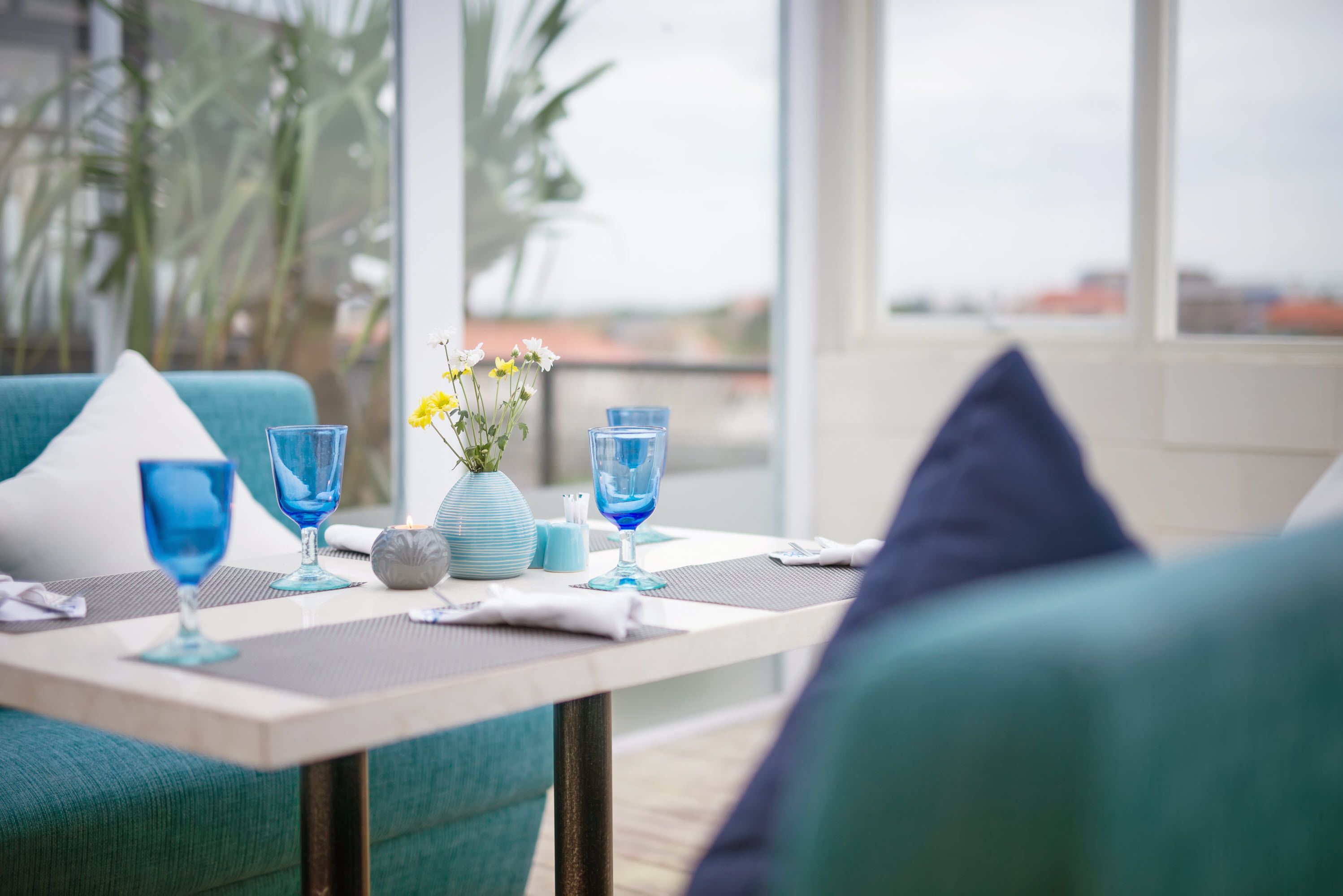 Cocina internacional, con vista a la piscina 
