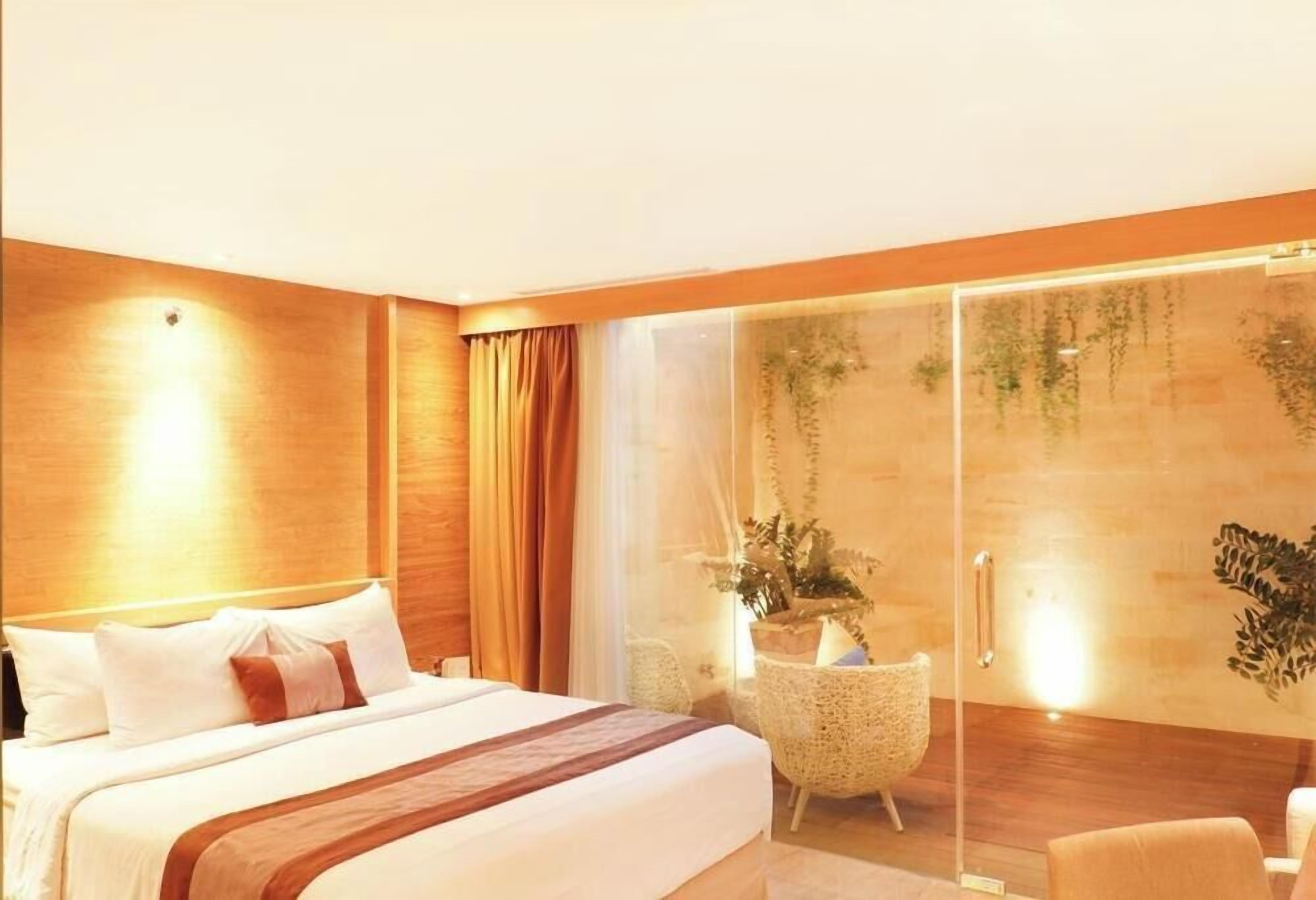 Select Comfort beds, minibar, in-room safe, desk