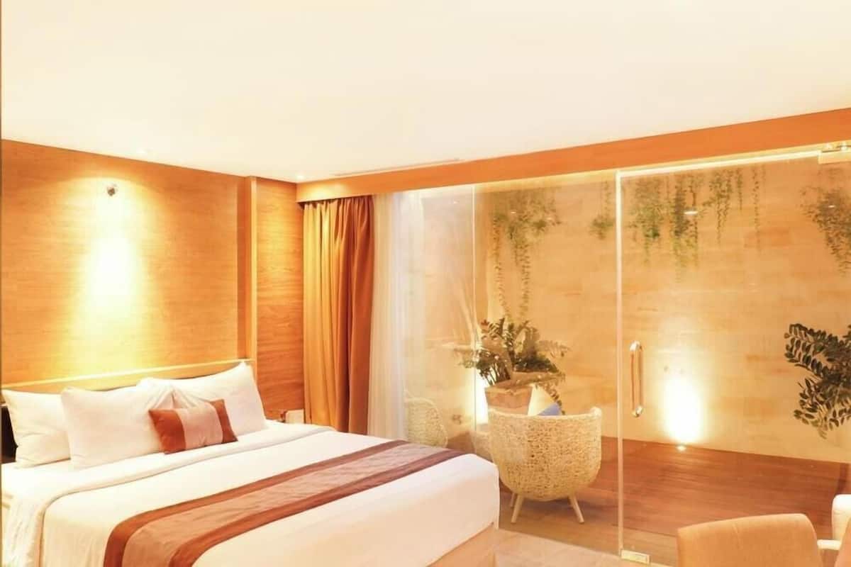 Select Comfort beds, minibar, in-room safe, desk