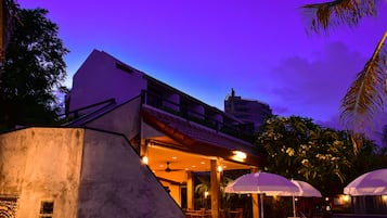 住宿正面 (夜晚)