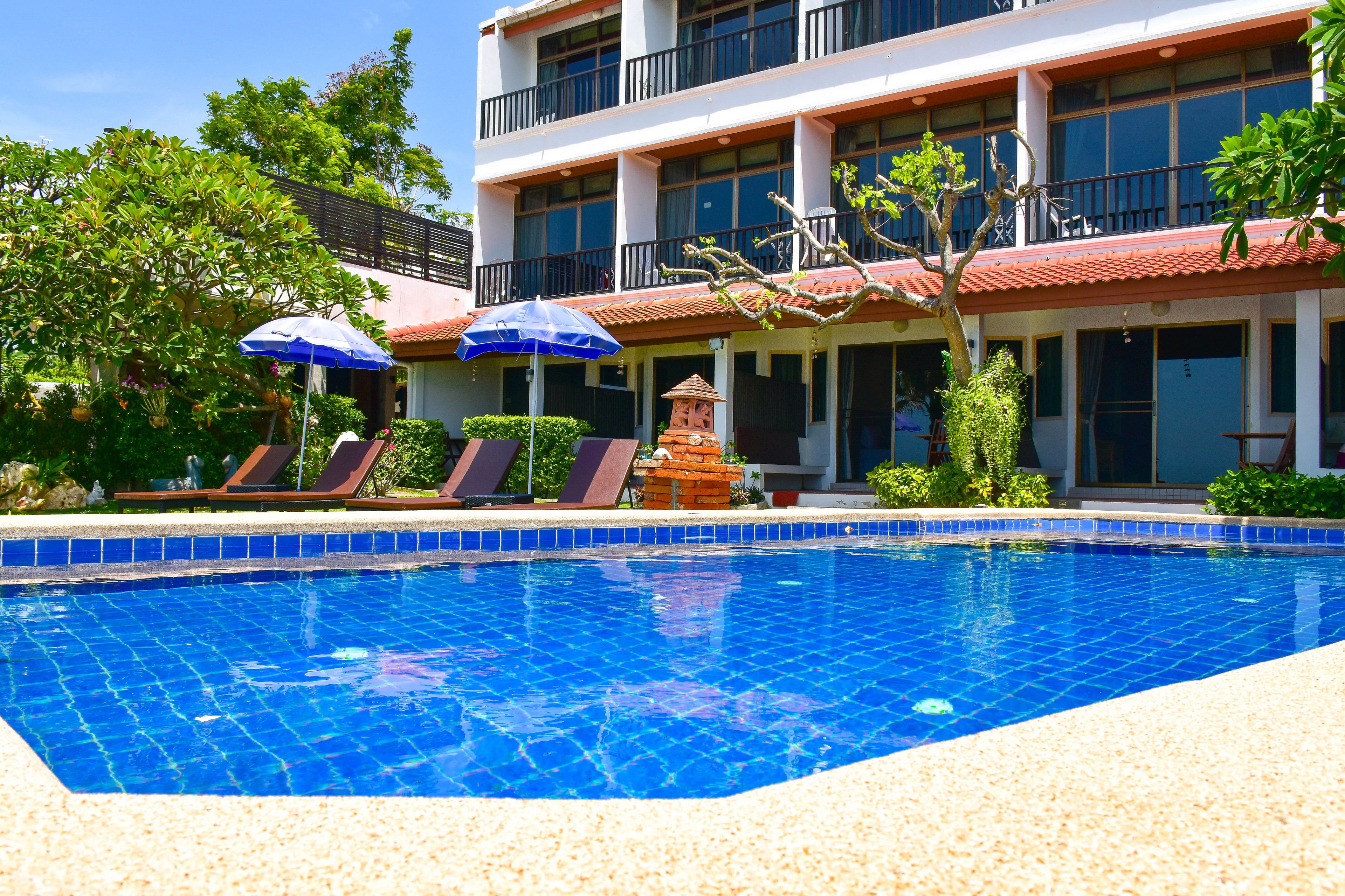 حمّام سباحة خارجي، مظلات على حمّام السباحة، مقاعد للتشمس