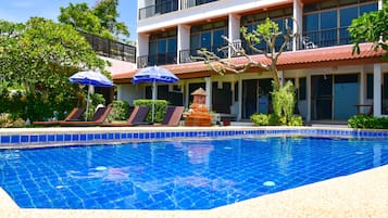 حمّام سباحة خارجي، مظلات على حمّام السباحة، مقاعد للتشمس