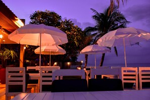 Déjeuner et dîner servis sur place, vue sur la plage