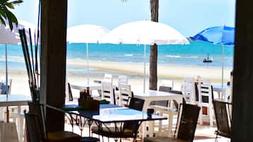 Melayani makan siang dan makan malam dengan pemandangan pantai 