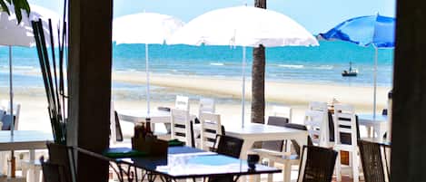 Lunch, dinner served; seafood, beach views