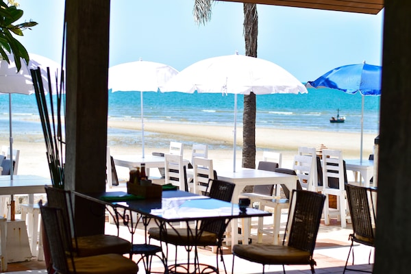 Lunch, dinner served; seafood, beach views