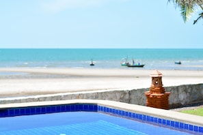 Outdoor pool, pool umbrellas, pool loungers - Sea Memories White Sand Beach Hotel (Hua Hin)